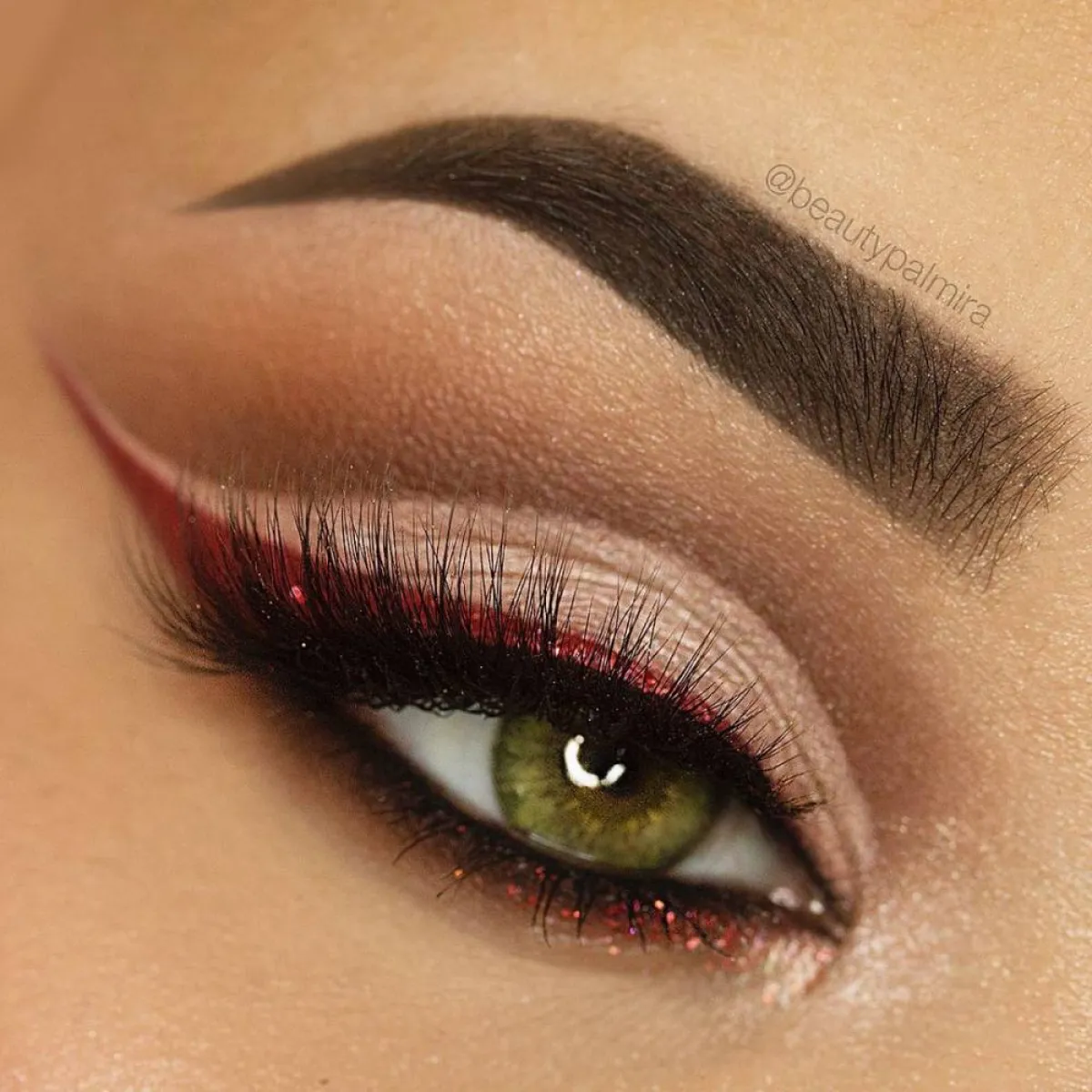 طريقة تطبيق مكياج جليتر أحمر