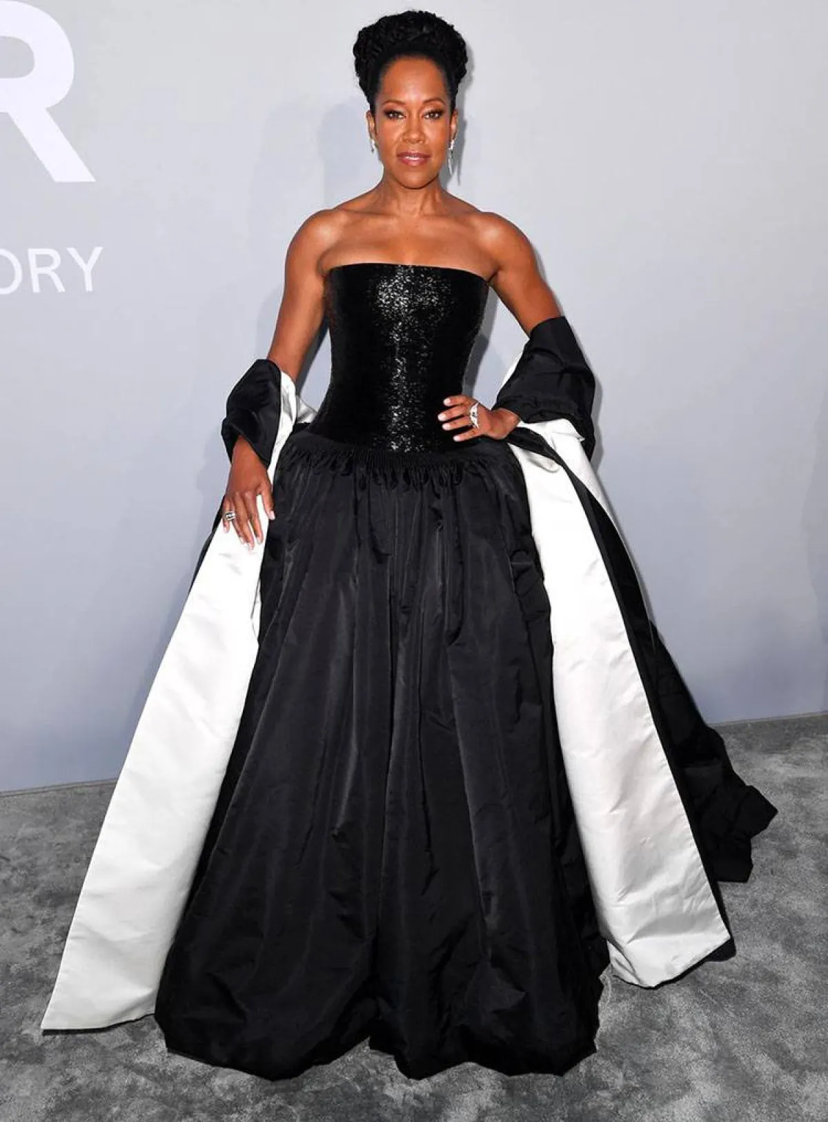 ريجينا كينغ ترتدي فستاناً باللونين الأبيض والأسود