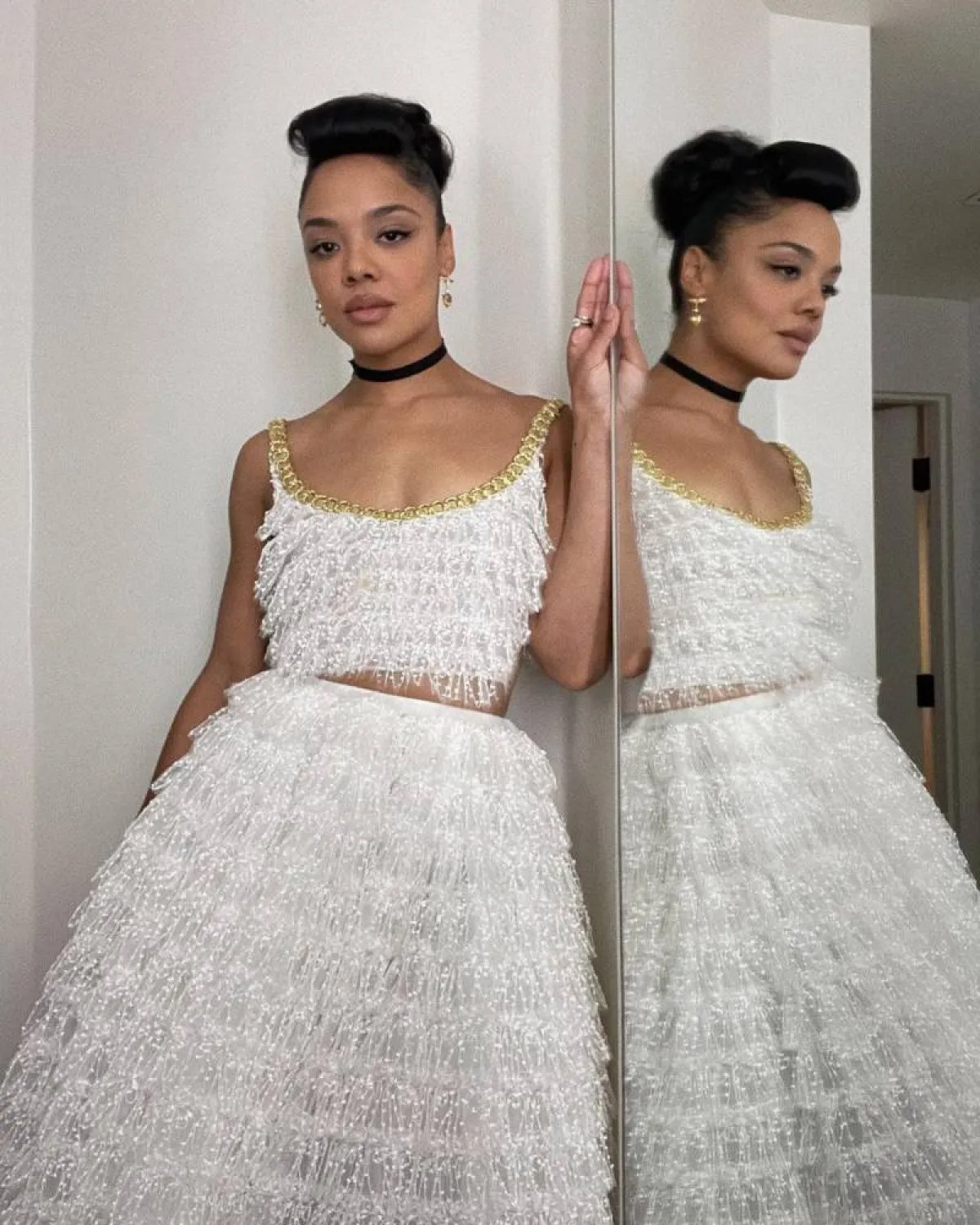 تيسا طومسون ترتدي كروب توب وتنورة مطرزة