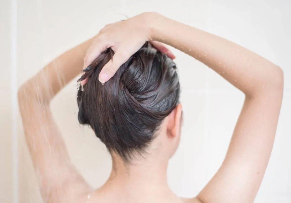 غسل الشعر بدواء الغسيل