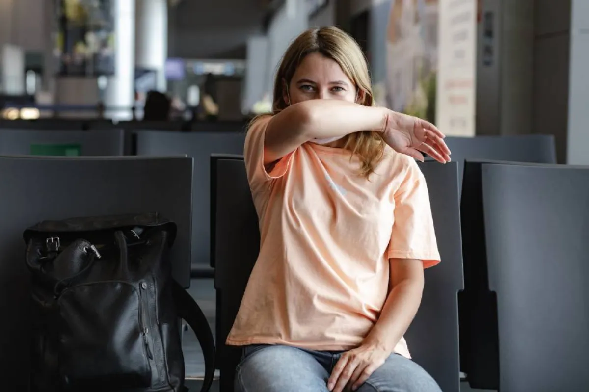 العطس والسعال في المرفق، في حالة عدم توافر المناديل