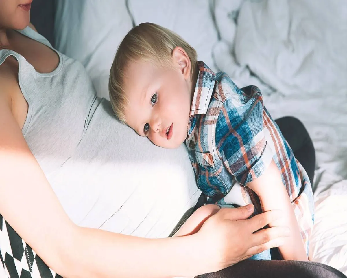 صورة لطفل يحتضن أمه