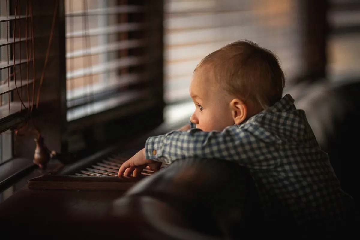 صورة لطفل في سن المهد يتطور تفكيره بالأشياء بعد غياب ملمسها عنه