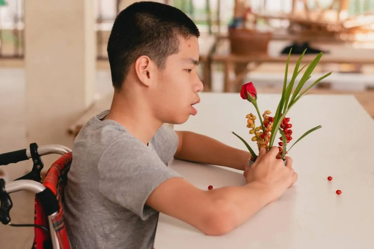 صورة لطفل يعاني من مشاكل عقلية 