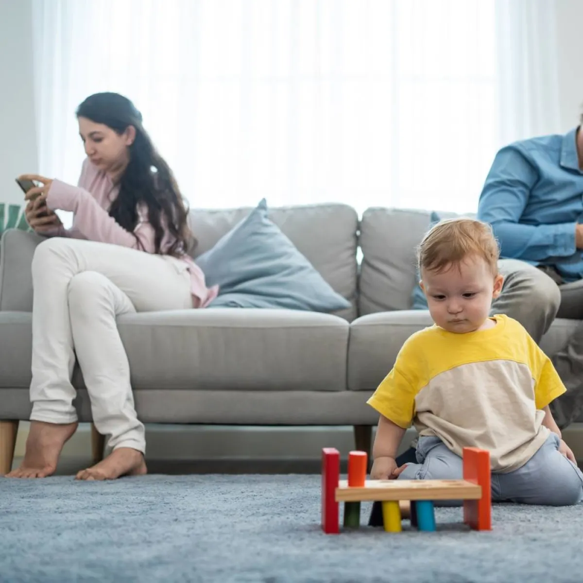 صورة لأسرة وطفلها