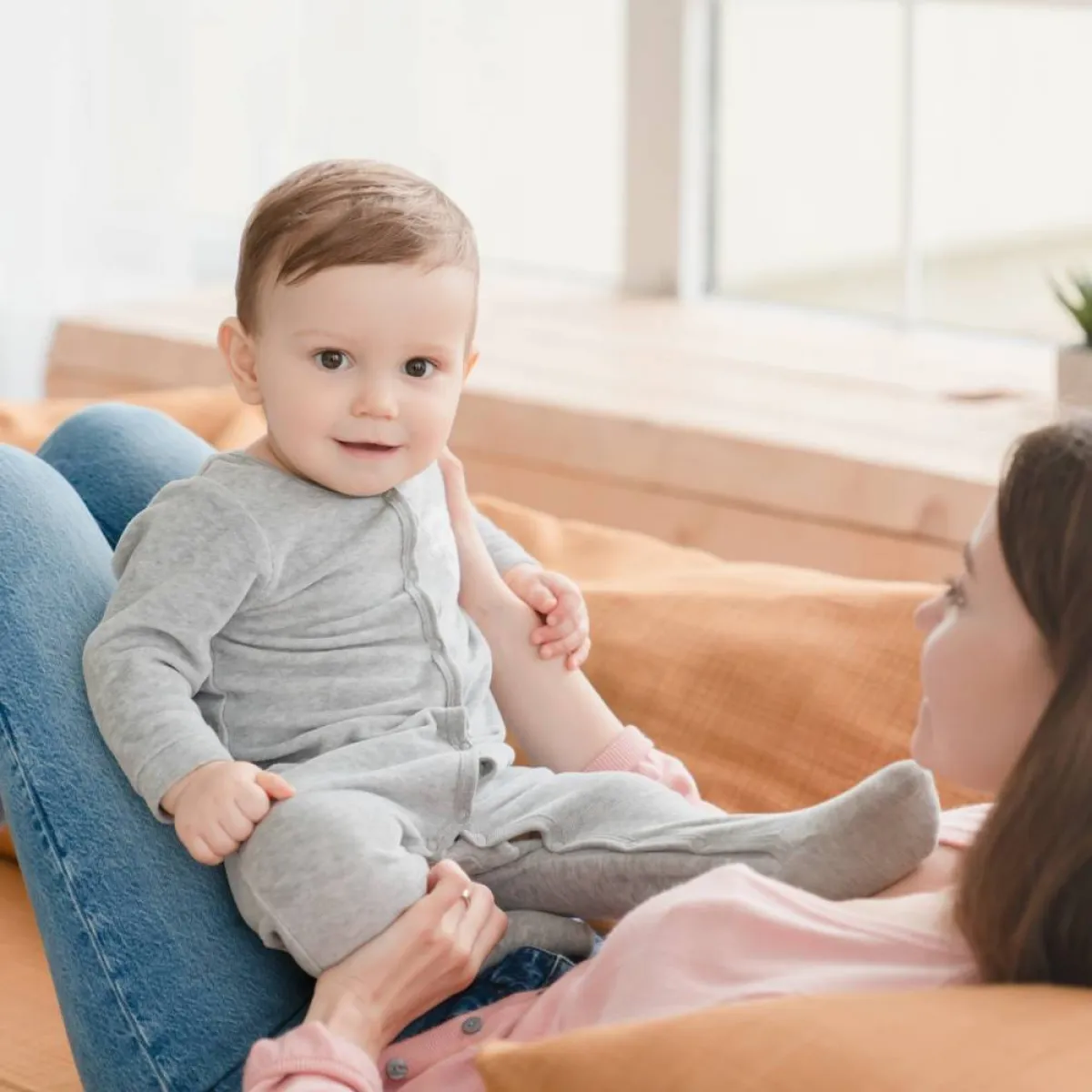 صورة لطفل وأم