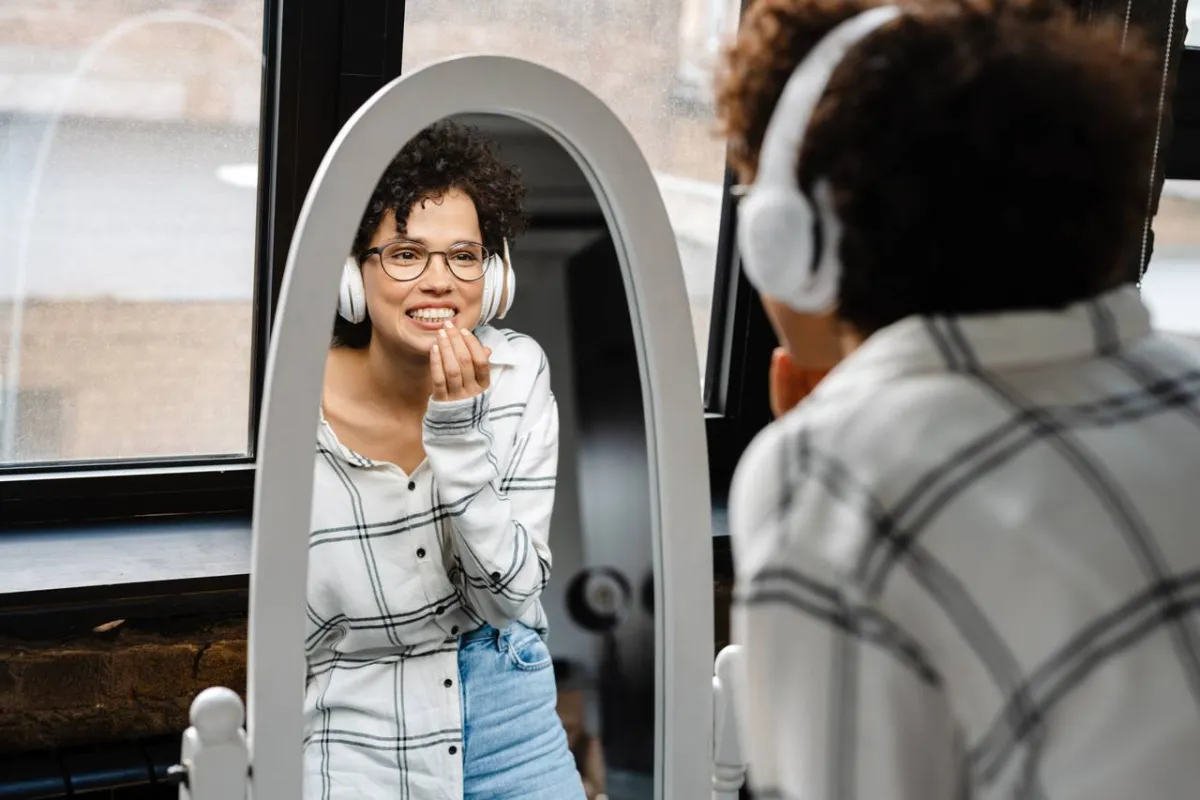 مرآة ذكية تقوم بتشغيل الموسيقى عبر الأوامر الصوتية