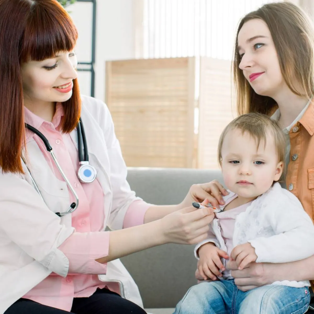 صورة لطبيبة وطفل