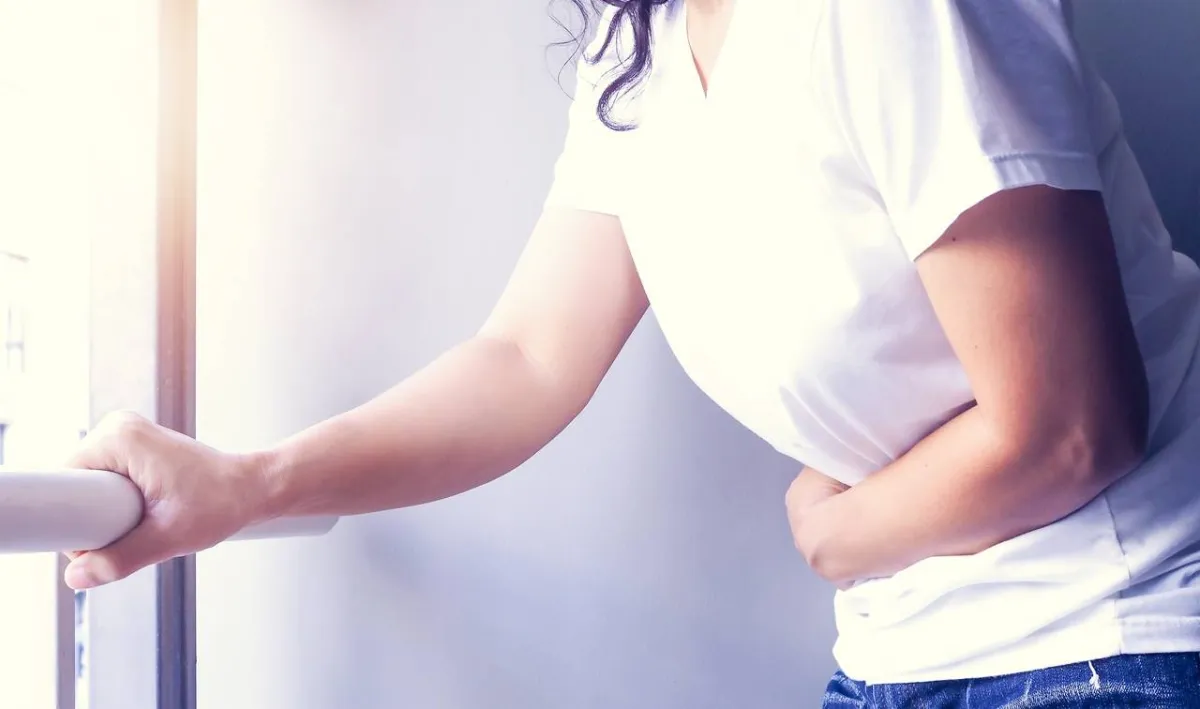 صورة لامرأة تتألم من بطنها
