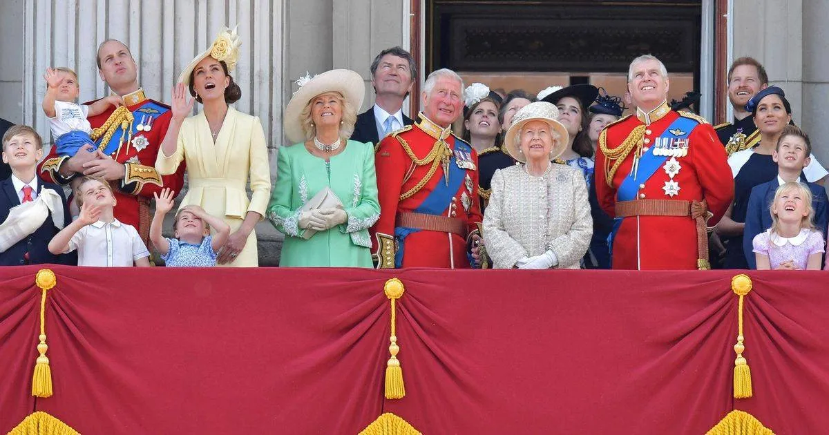 ميغان ماركل والأمير هاري مع باقي أفراد العائلة المالكة في عرض Trooping The Colour- الصورة من موقع Mirror