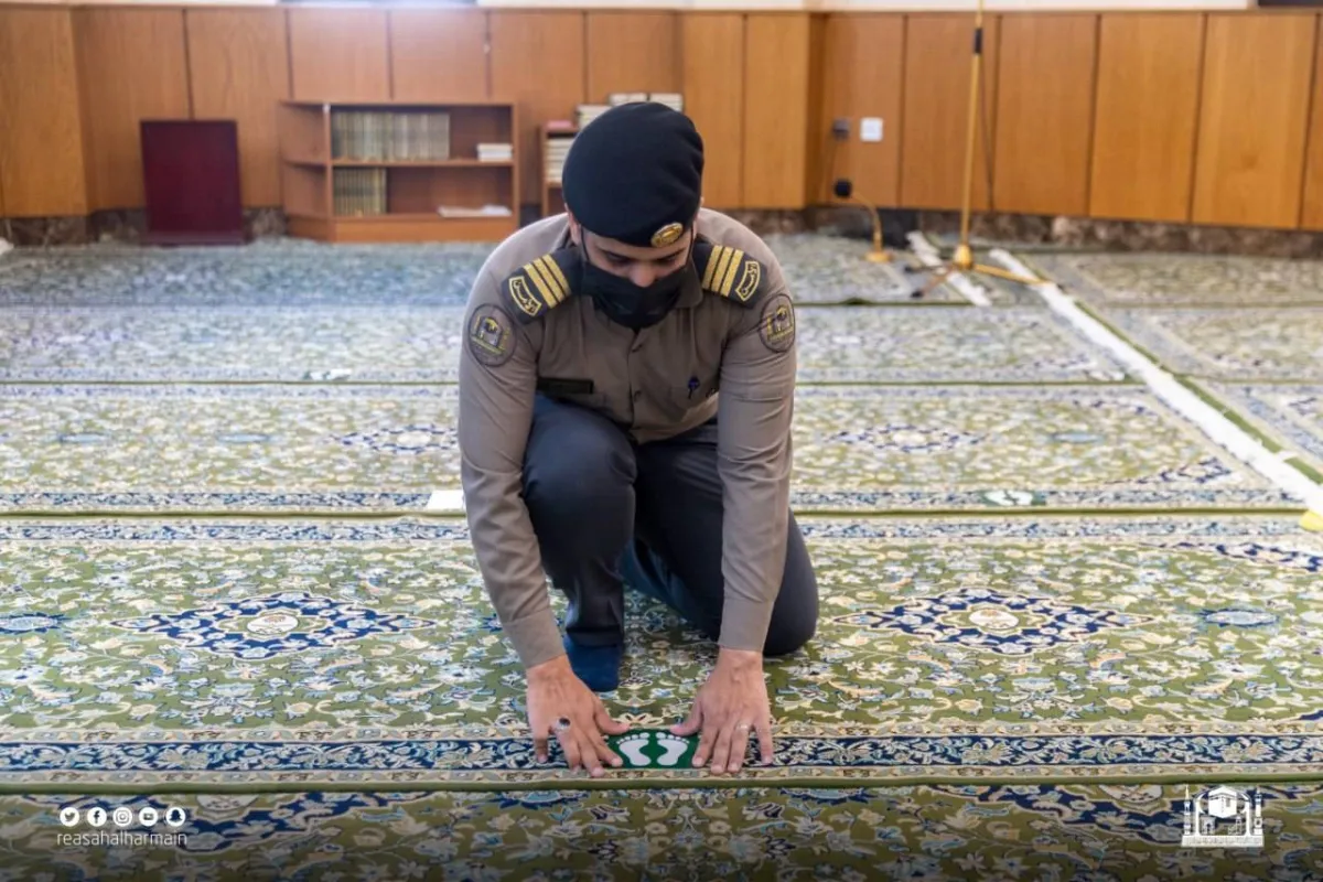 تركيب ملصقات التباعد الجسدي بالمرافق الخارجية للرئاسة