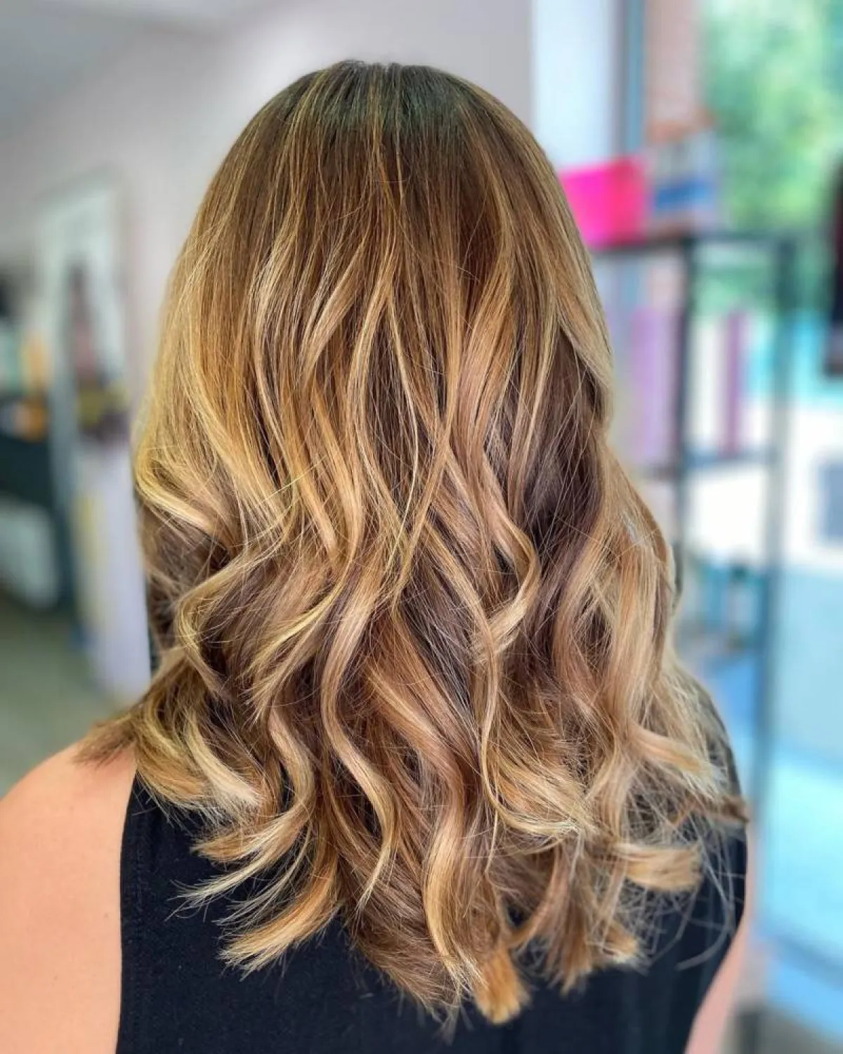 تسريحة فير مع شعر  منسدل متوسط الطول