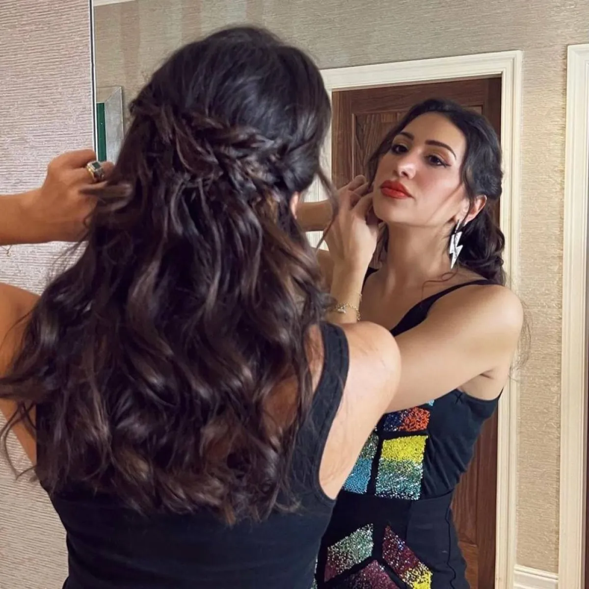 تسريحة فير مع تسريحة جدائل وغرة جانبية للشعر متوسط الطول