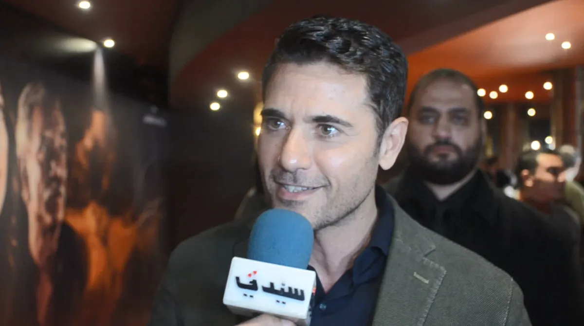 الفنان أحمد عز خلال لقائه بسيدتي - الصورة خاصة بسيدتي