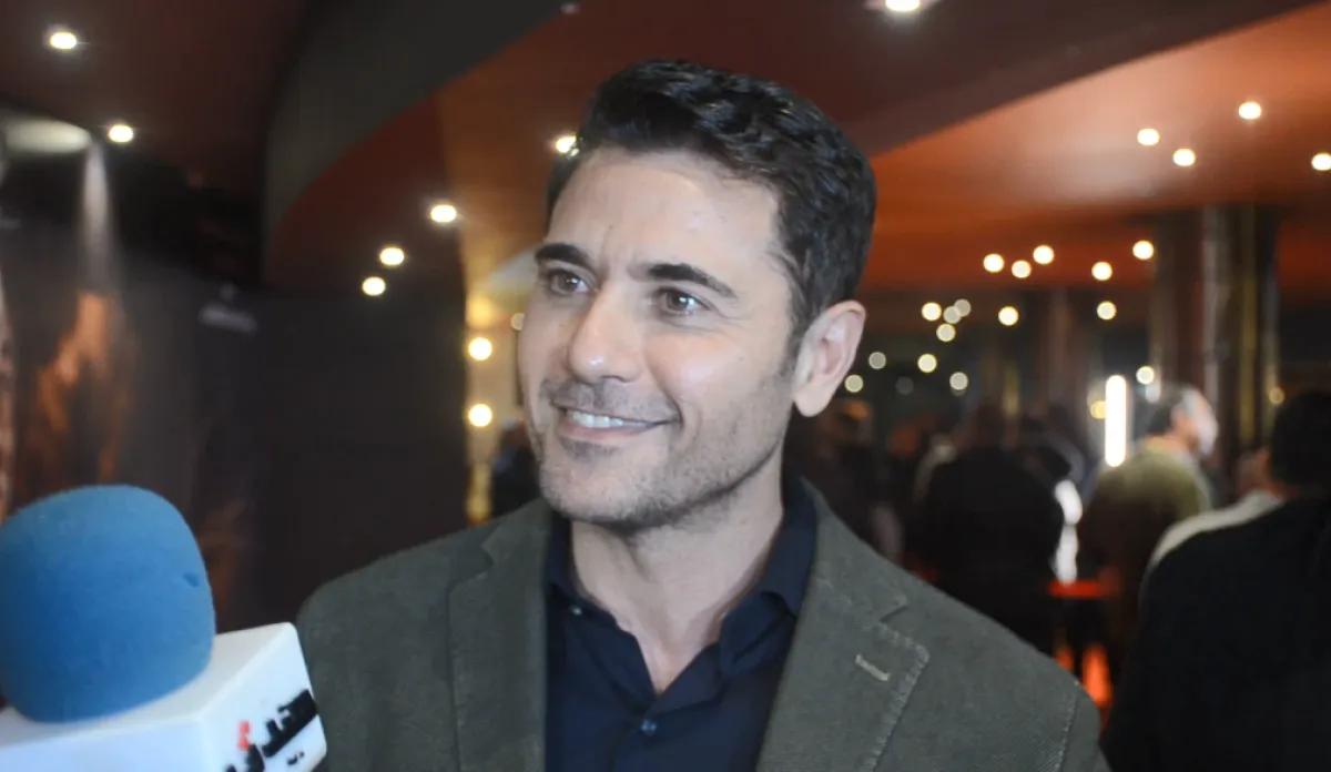 الفنان أحمد عز خلال لقائه بسيدتي - الصورة خاصة بسيدتي