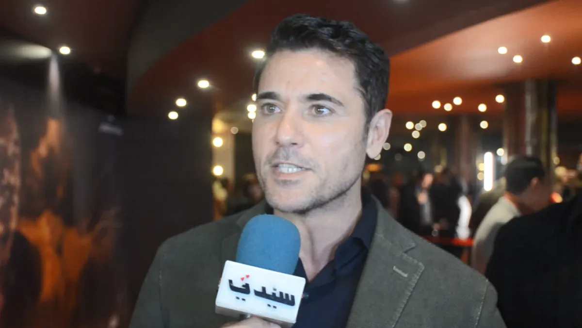 الفنان أحمد عز خلال لقائه بسيدتي - الصورة خاصة بسيدتي