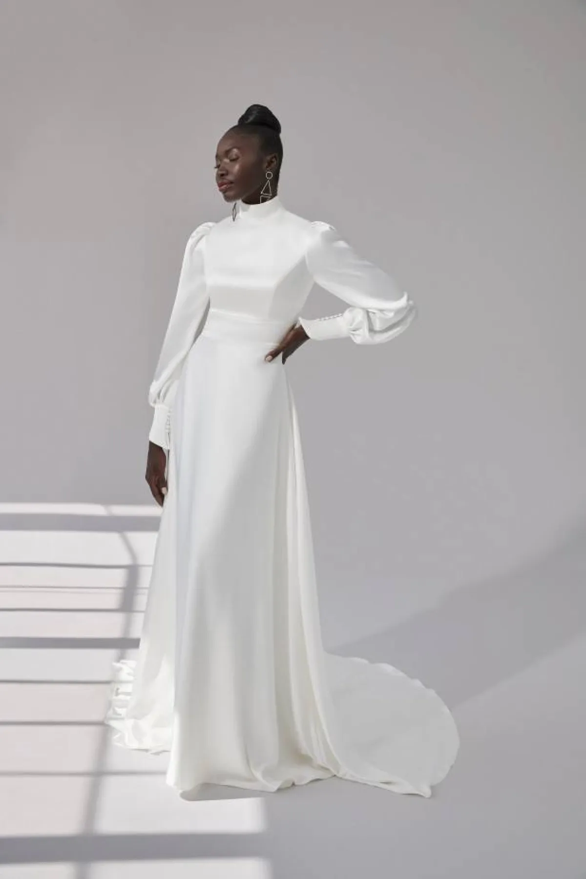 فستان زفاف ساتان برقبة عالية تنورة ماكسي 