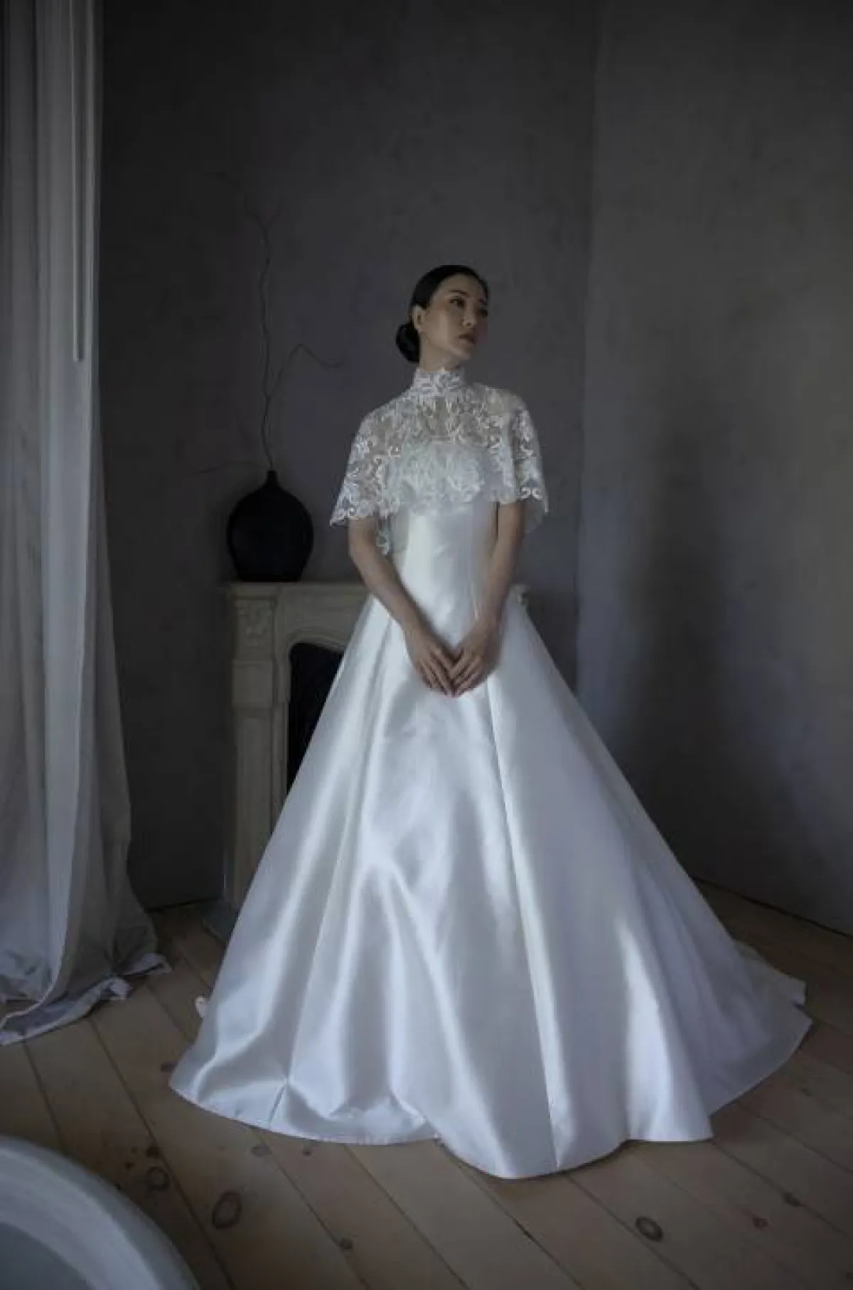 فستان زفاف ساتان بكب دانتيل برقبة عالية