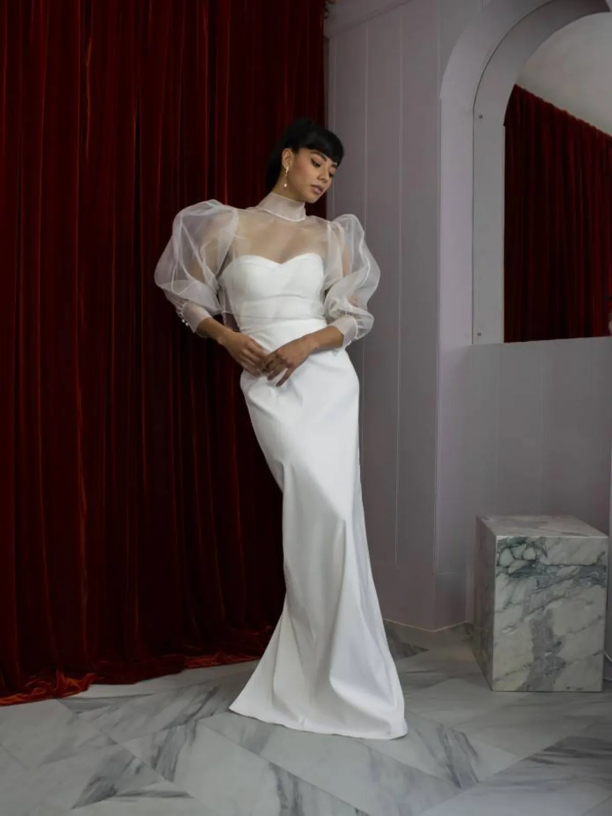 فستان زفاف بتوب تول برقبة عالية