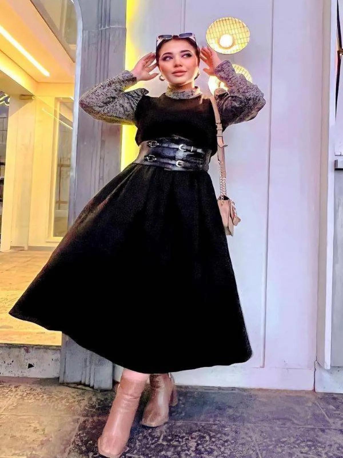 حنان الحكيم بفستان بحزام من الجلد