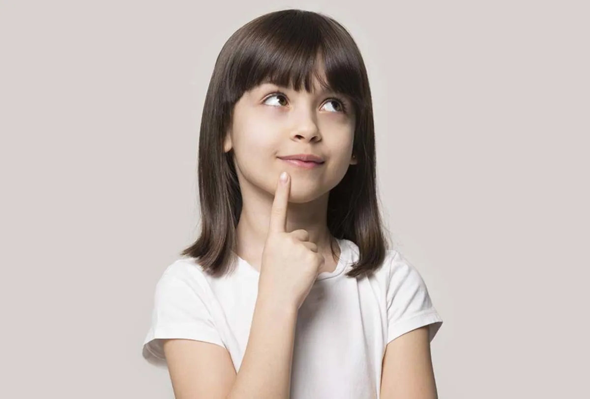 صورة لطفلة تفكر 