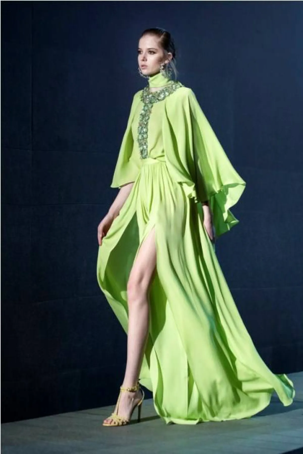 فستان سهرة بدرجات زاهية من إيلي صعب  Elie Saab