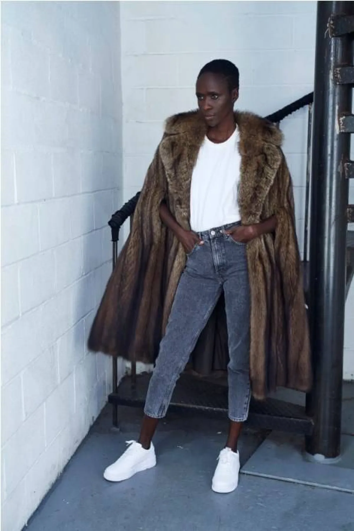 حذاء رياضي باللون الأبيض مع جينز خصر عالٍ من دينيس باسسو  Dennis Basso