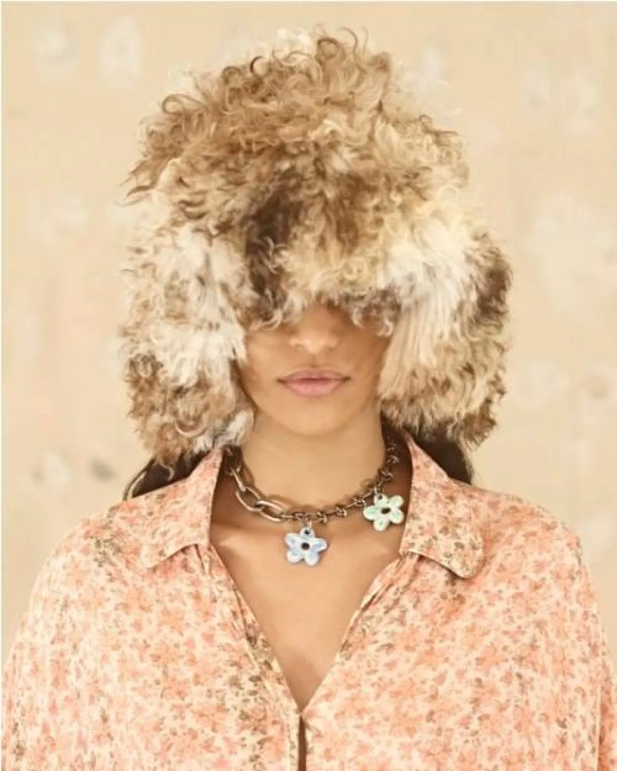 عقد مع أزهار باللون الفضي من أكني  Acne