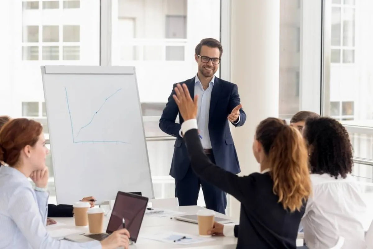 على مدير المشروع أن يخلق بيئة عمل إيجابيّة، بحيث يتشجّع أفراد فريق العمل على مشاركة أفكارهم