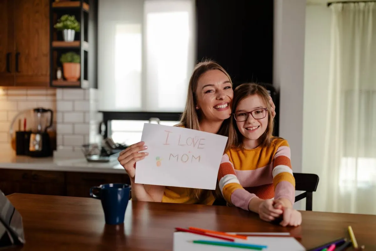 صورة لطفلة تعبر عن حبها لأمها