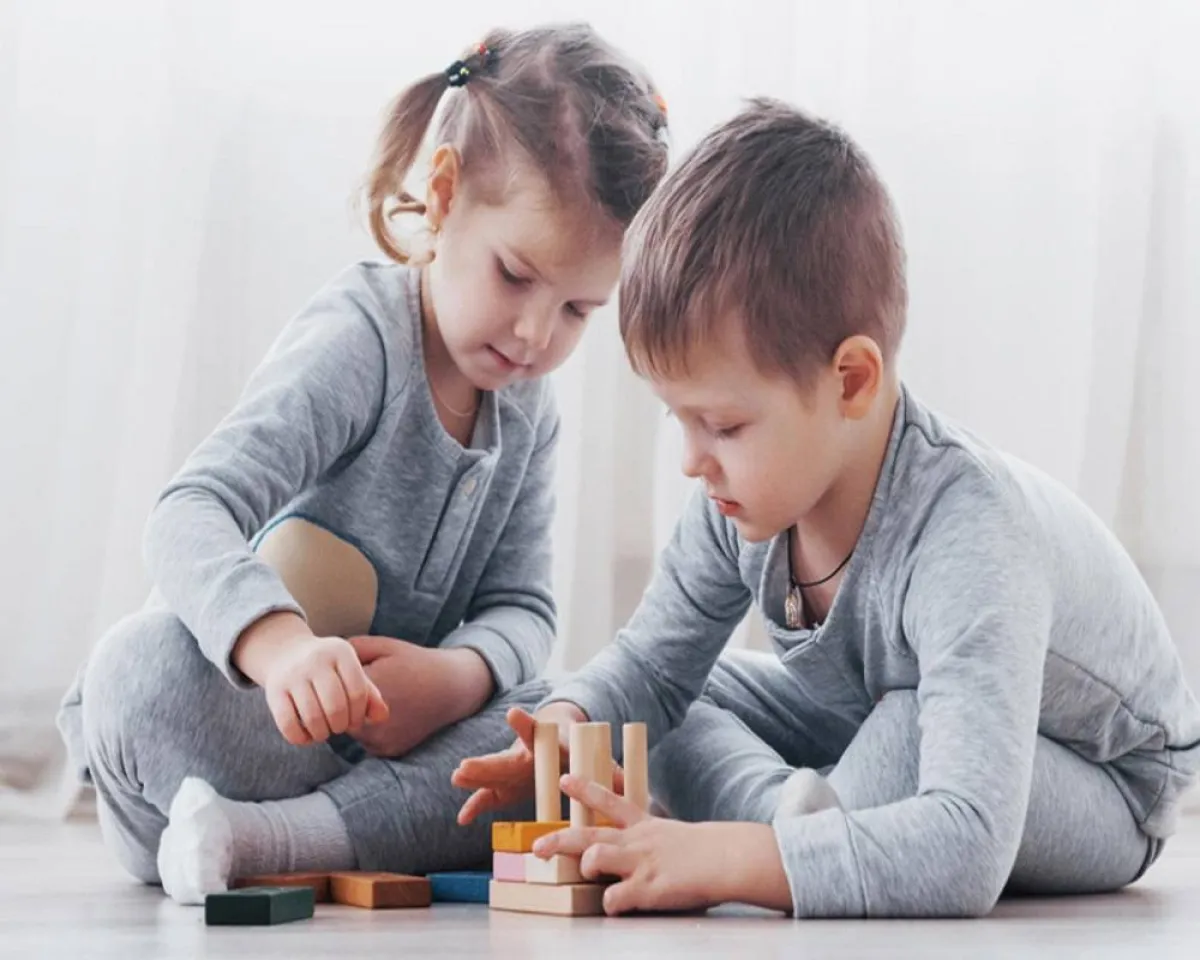 صورة لأطفال يلعبون بالمكعبات