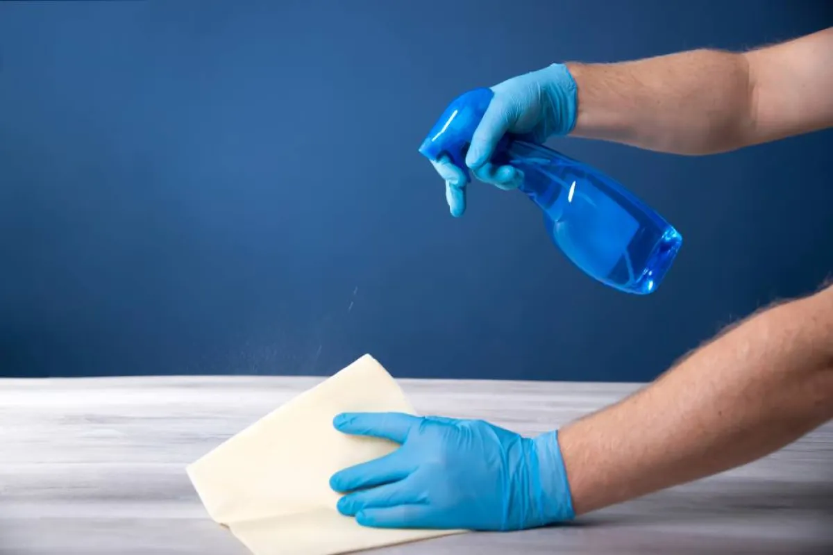 تنظيف الأسطح عن طريق استعمال مزيل طلاء الأظافر 