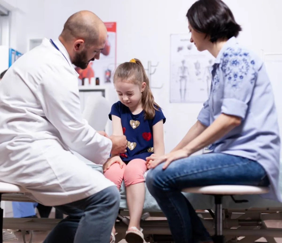 صورة لطفلة تعاني من ألم في الساق وتتوجه للطبيب