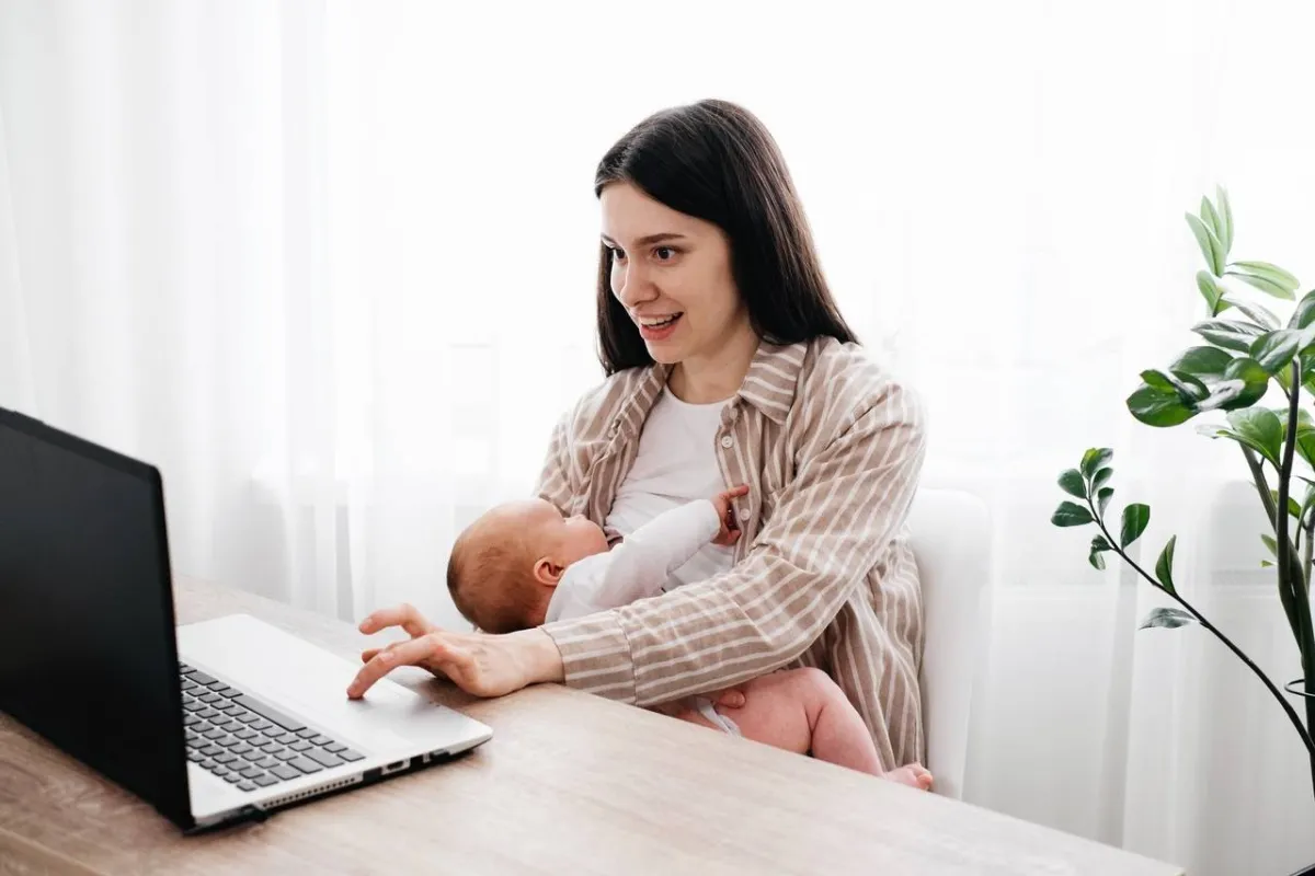 صورة لأم تعمل أثناء الرضاعة