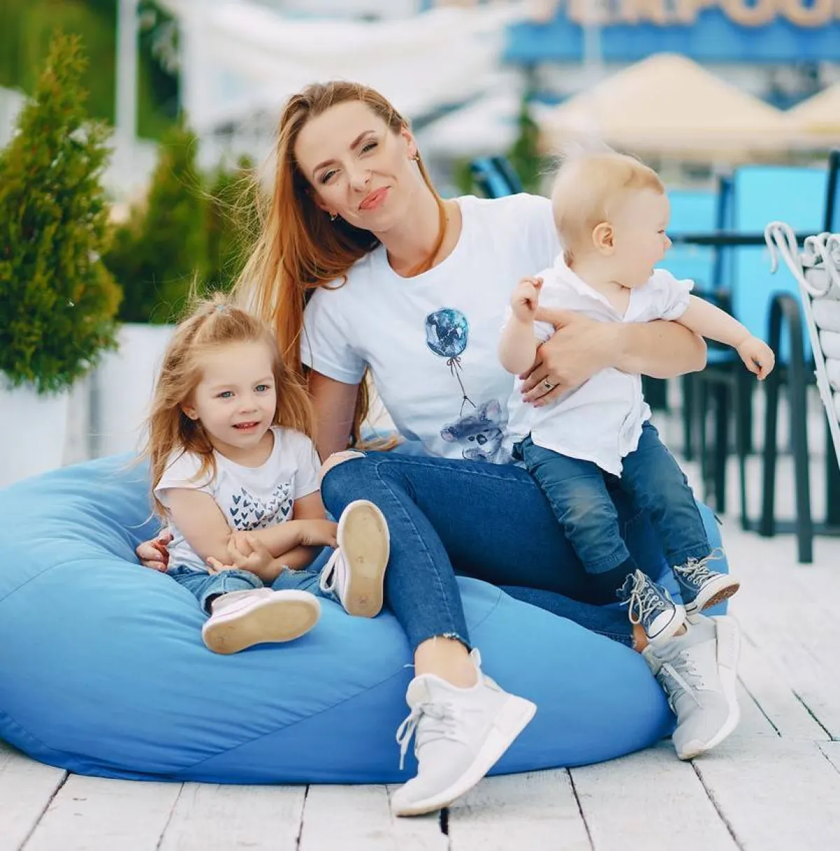 صورة لأم مع أطفالها