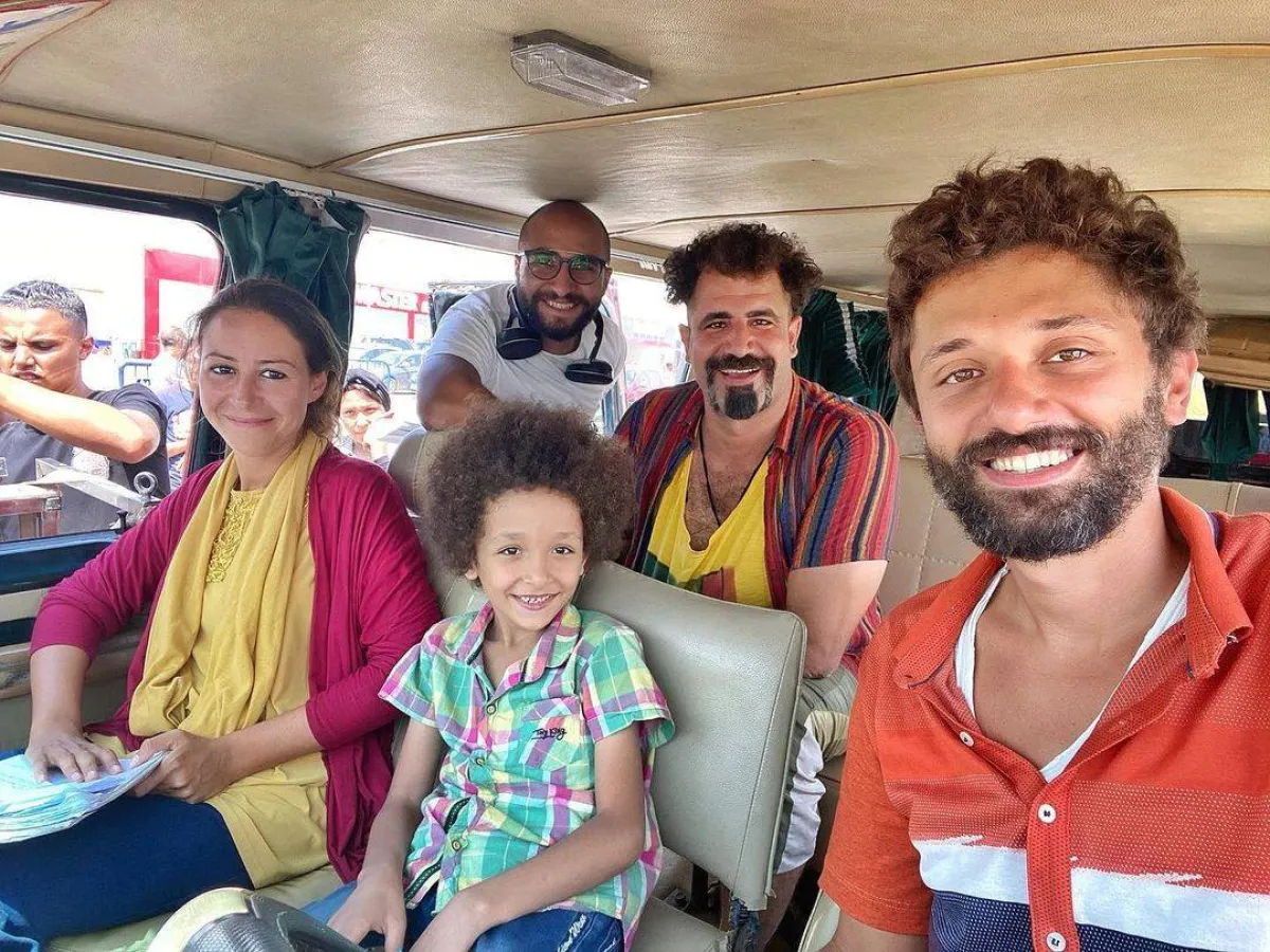 كريم عبد العزيز ومنة شلبي وزيكو ومحمود حافظ في كواليس تصوير "الغزالة رايقة"  - الصورة من حساب كريم على انستغرام