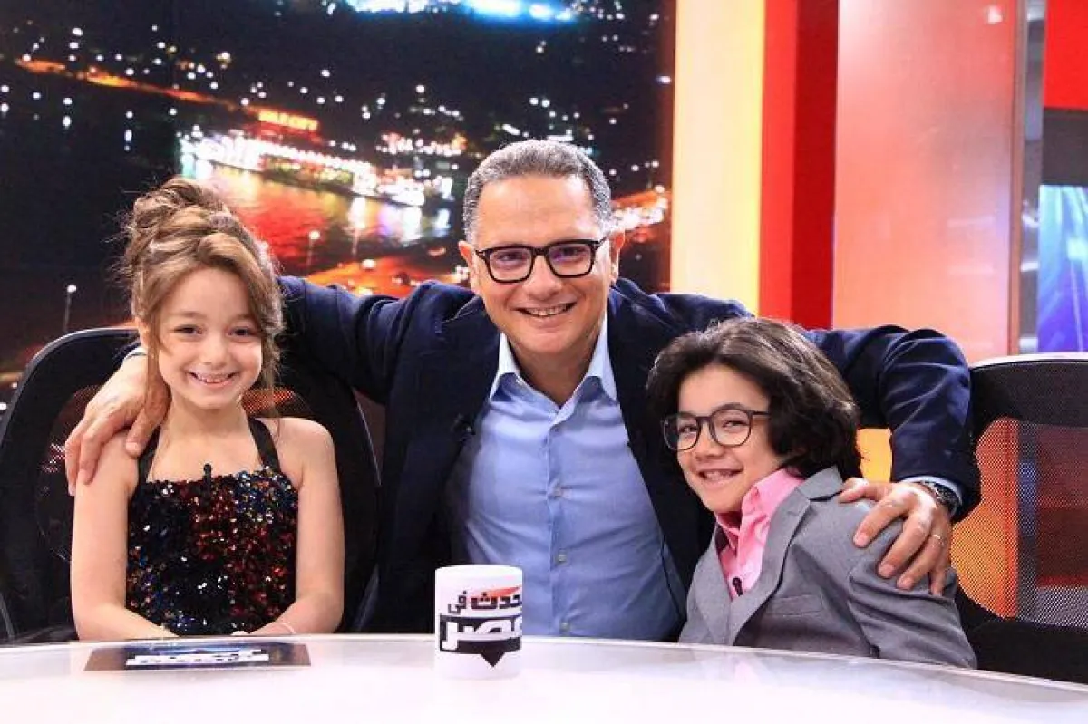 شريف عامر في برنامج خلاويص مع الطفلين منى أحمد زاهر وعبد الرحمن طه - الصورة من المسؤول الإعلامي للبرنامج