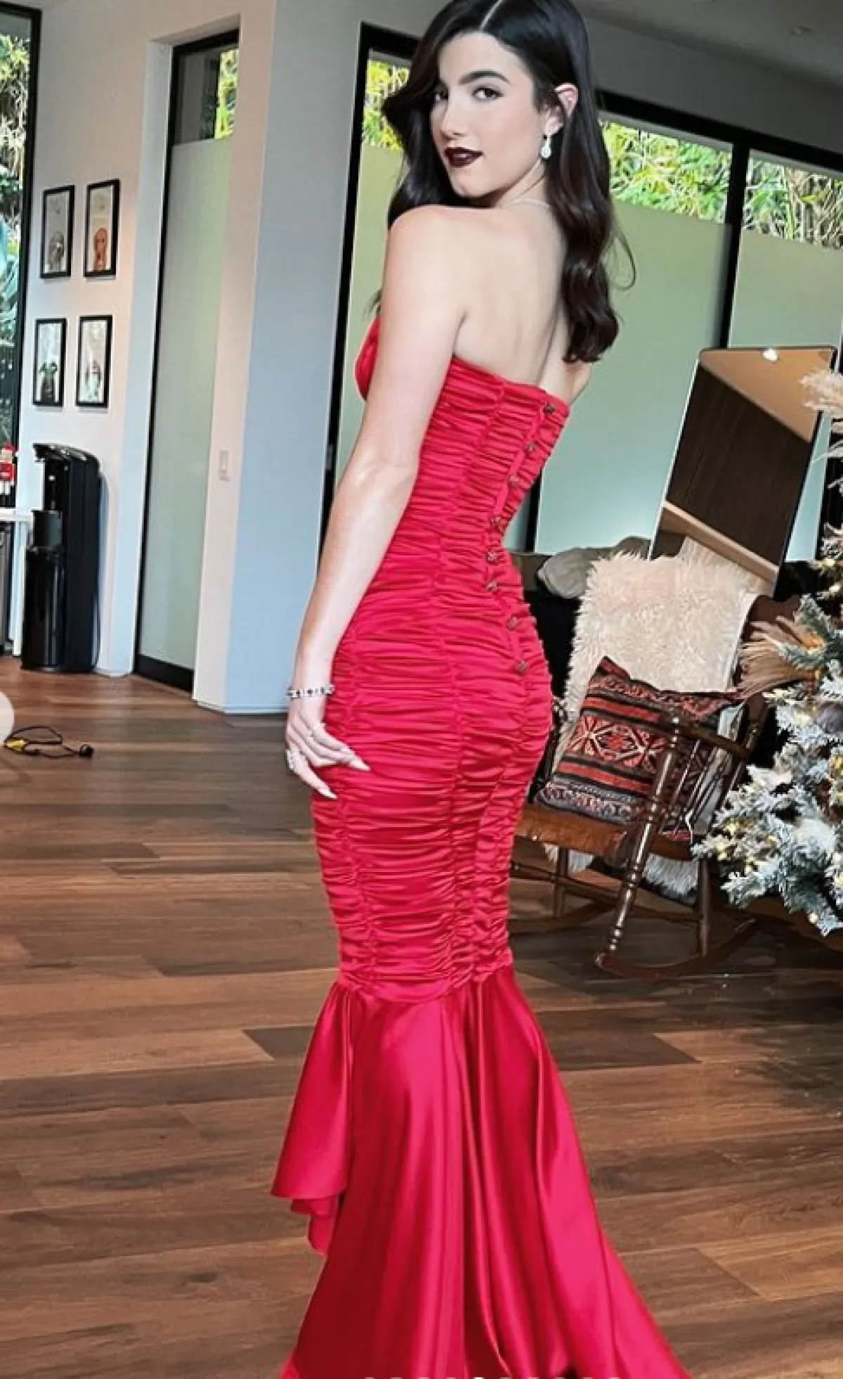 تشارلي دامليو ترتدي الفستان الأحمر 