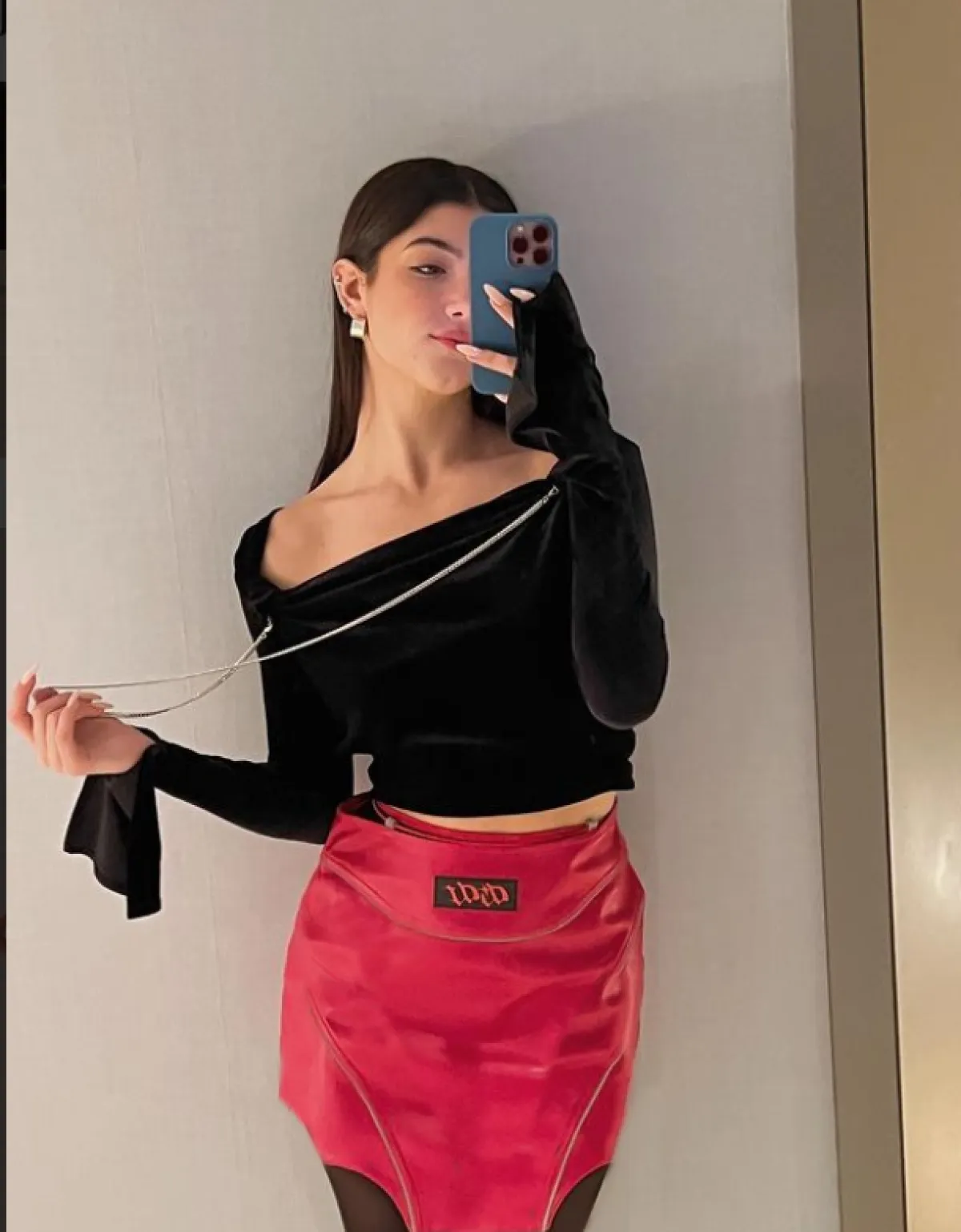 تشارلي دامليو ترتدي التنورة الجلدية الحمراء 