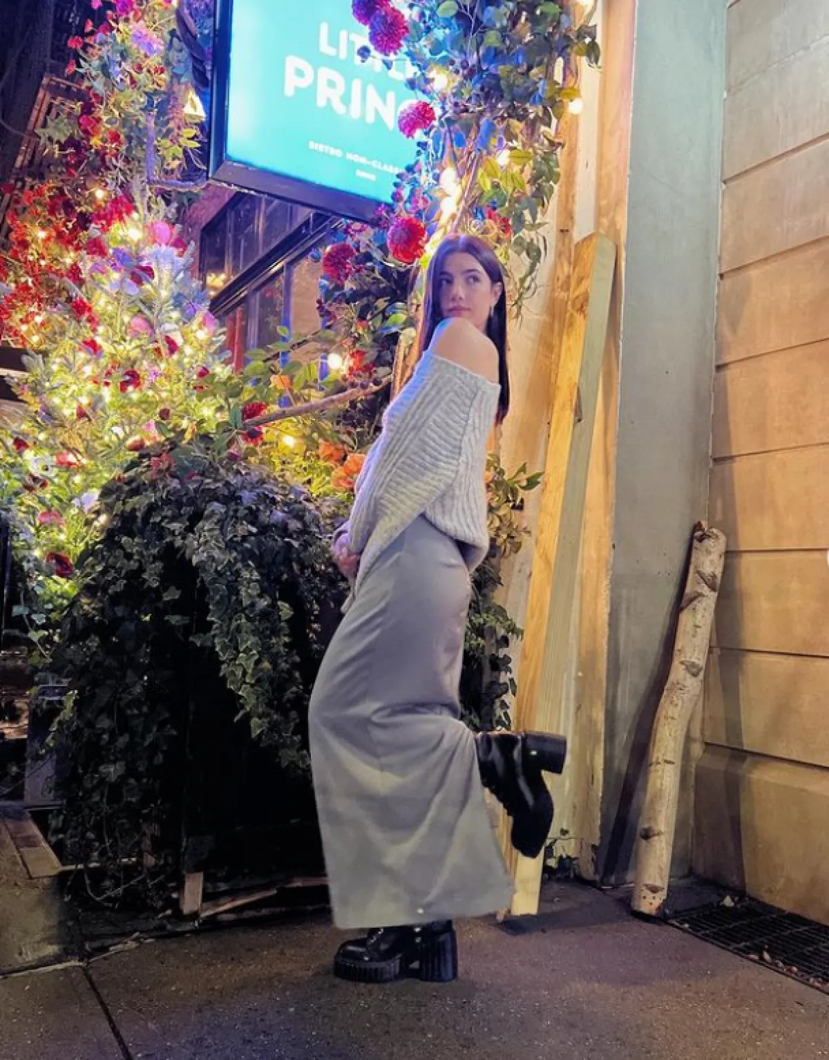 تشارلي دامليو في زي رمادي 