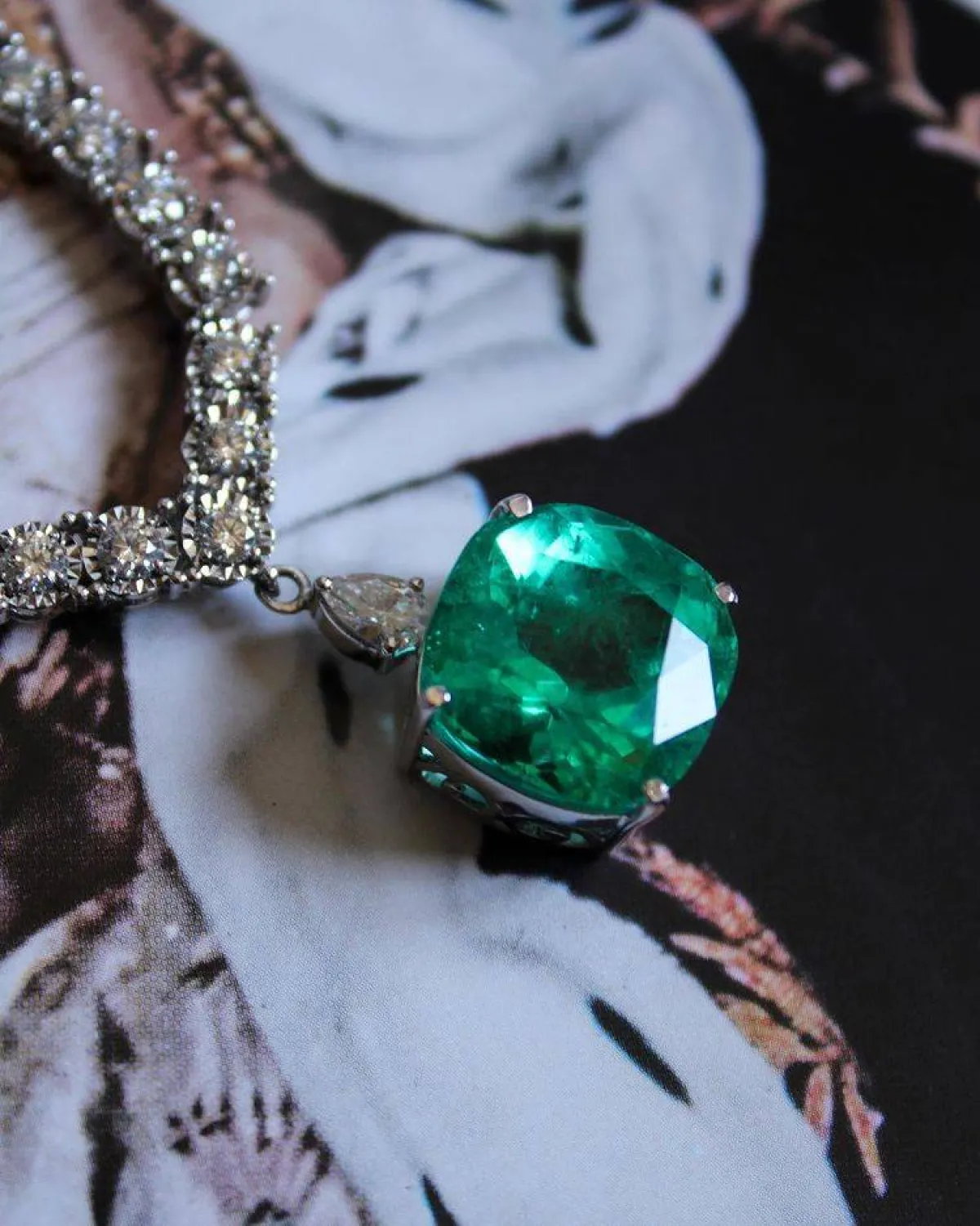 عقد ألماس منة شلبي بقلادة حجر الزمرد-الصورة من حساب مجوهرات TRES HERMANAS على انستغرام