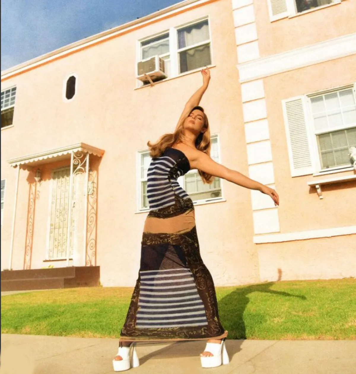 أديسون راي  ترتدي الفستان المخطط