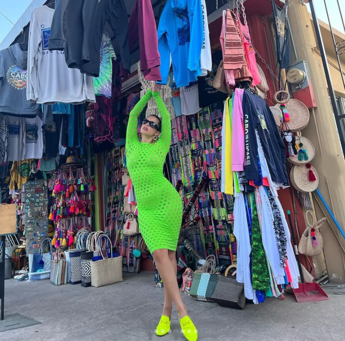 أديسون ترتدي الفستان الفليو