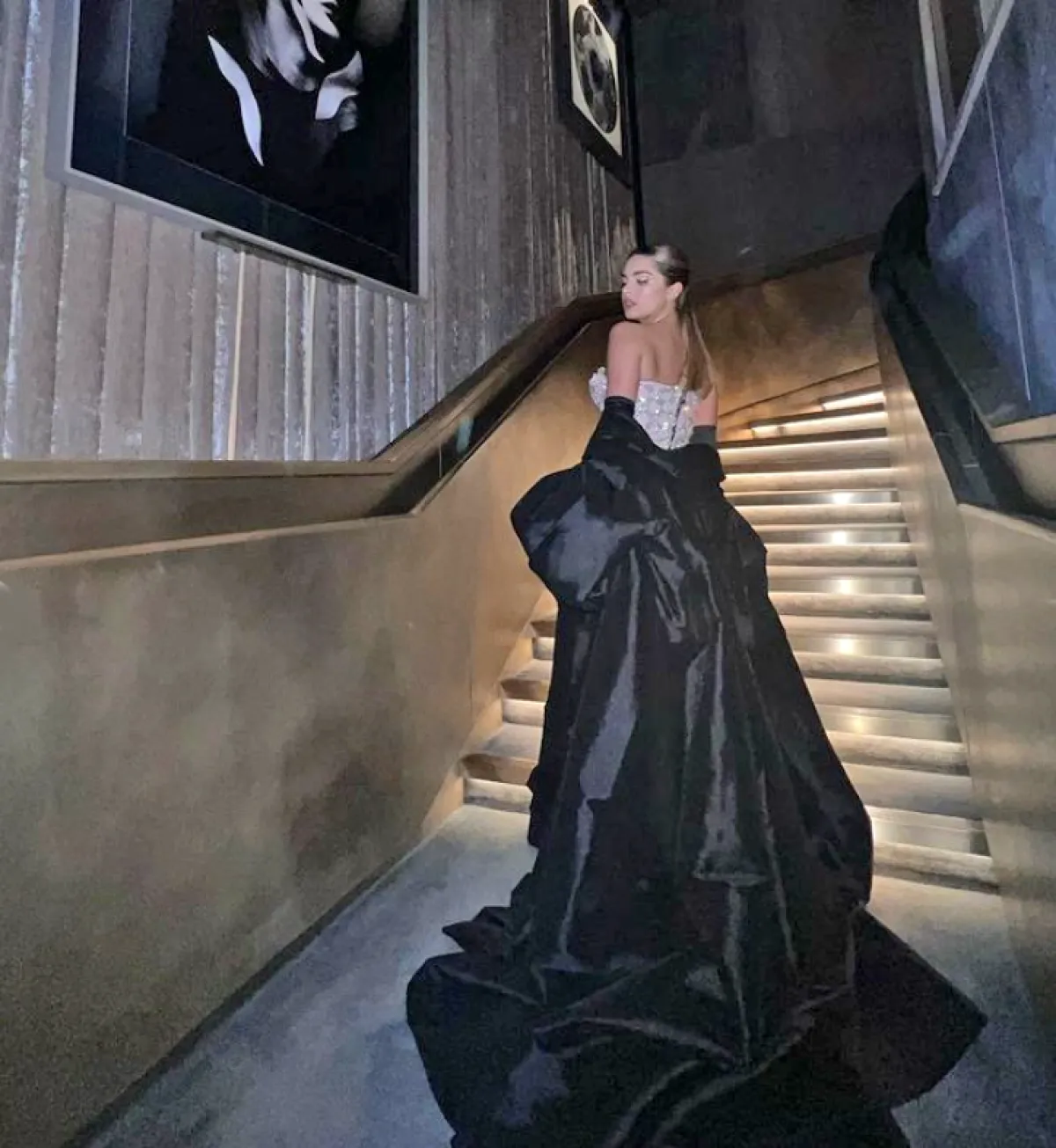 أديسون راي ترتدي فستاناً بقصة أميرية