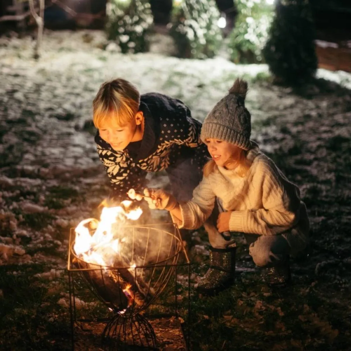 صورة لطفلين يلعبان بالنار