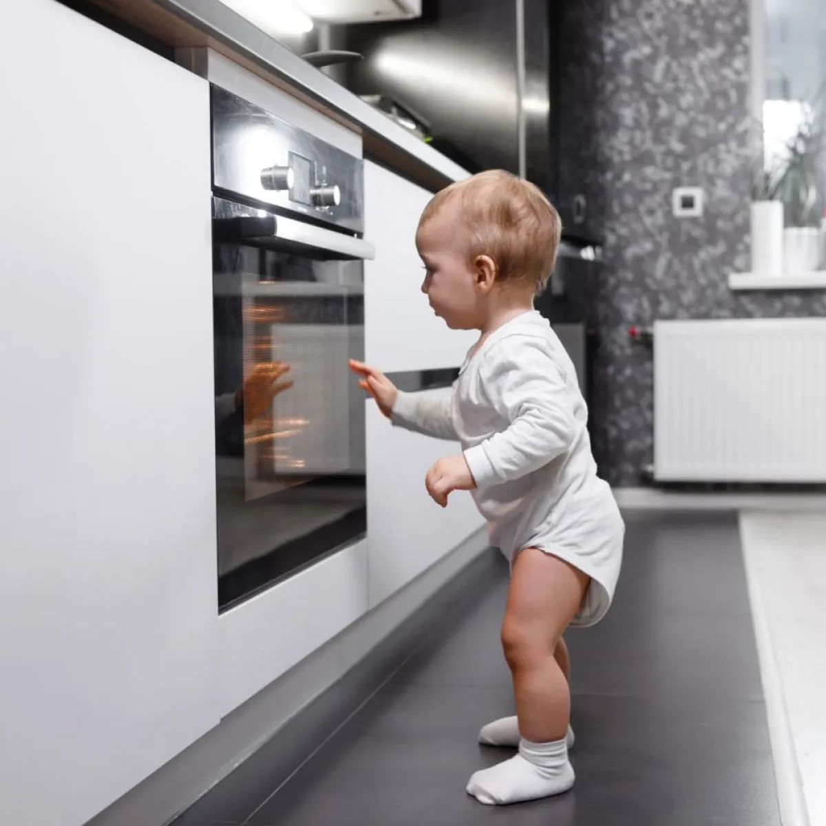 صورة لطفل يقترب من الموقد