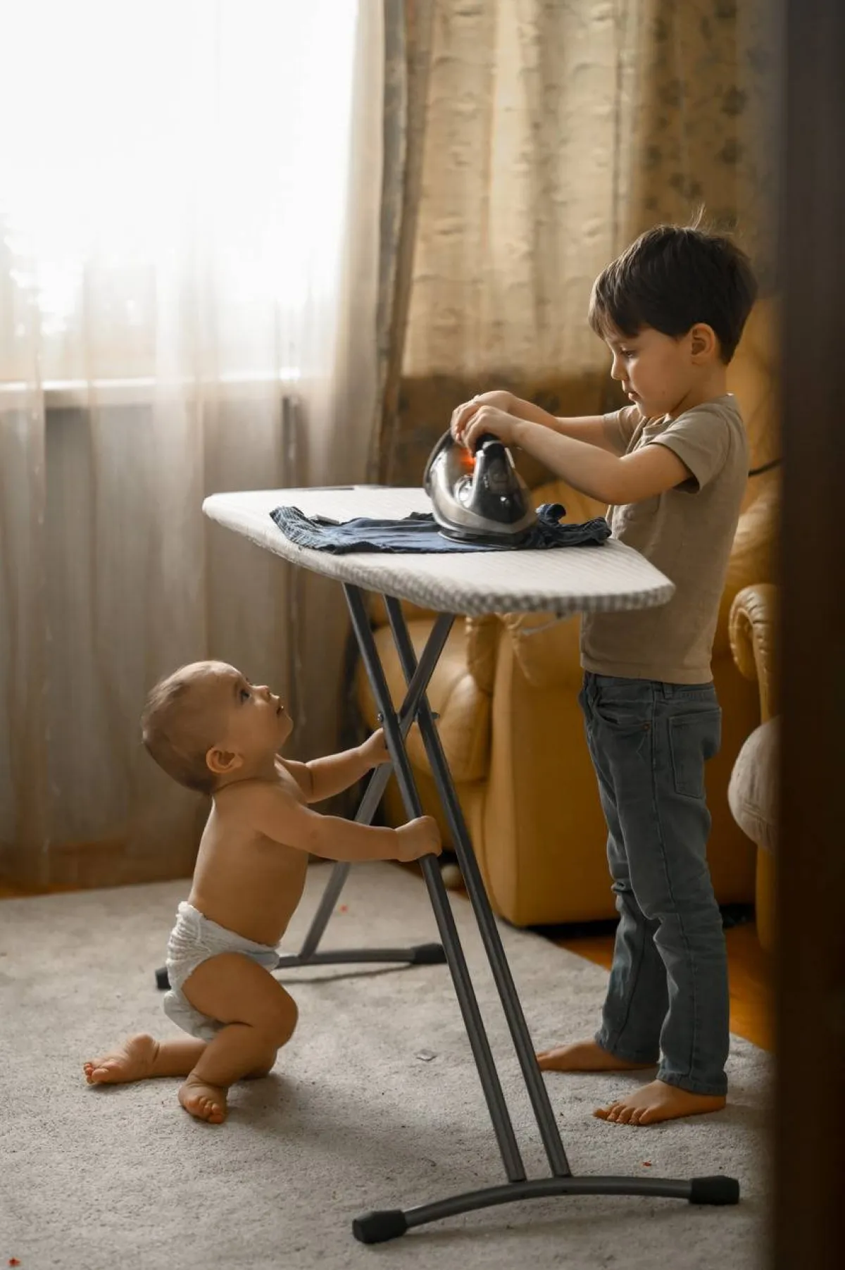 صورة لطفلين في خطر