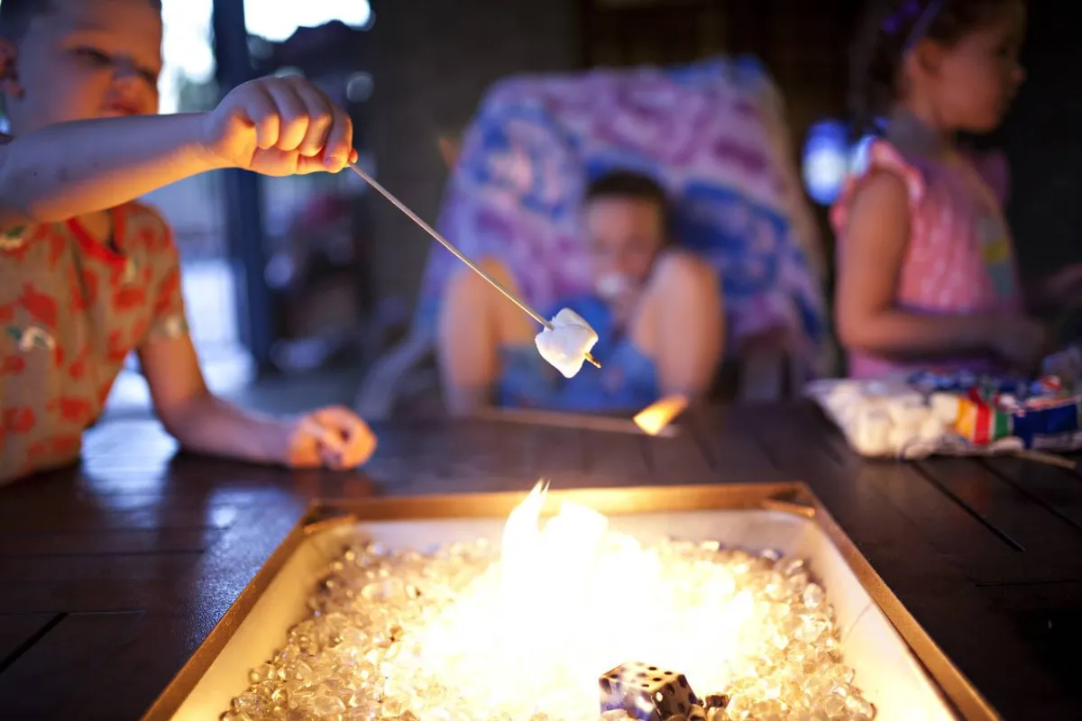 صورة لطفل يقوم بالشواء