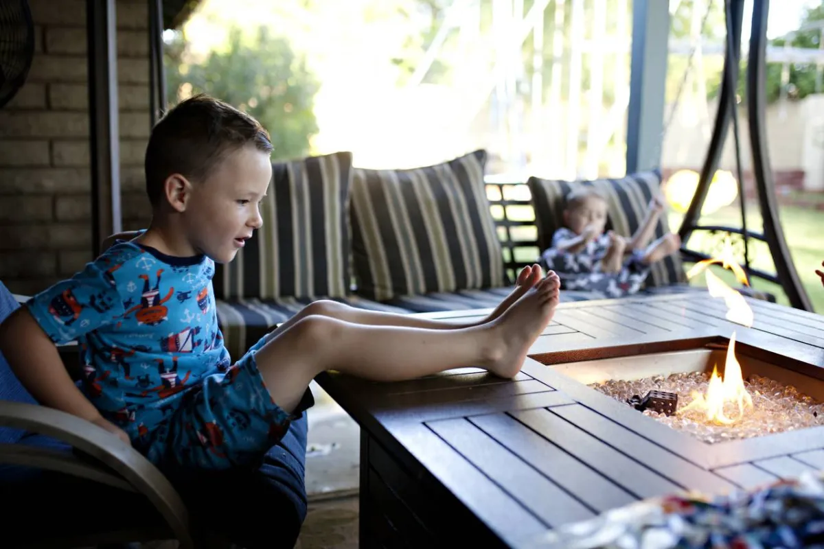 صورة لطفل يقترب من النار