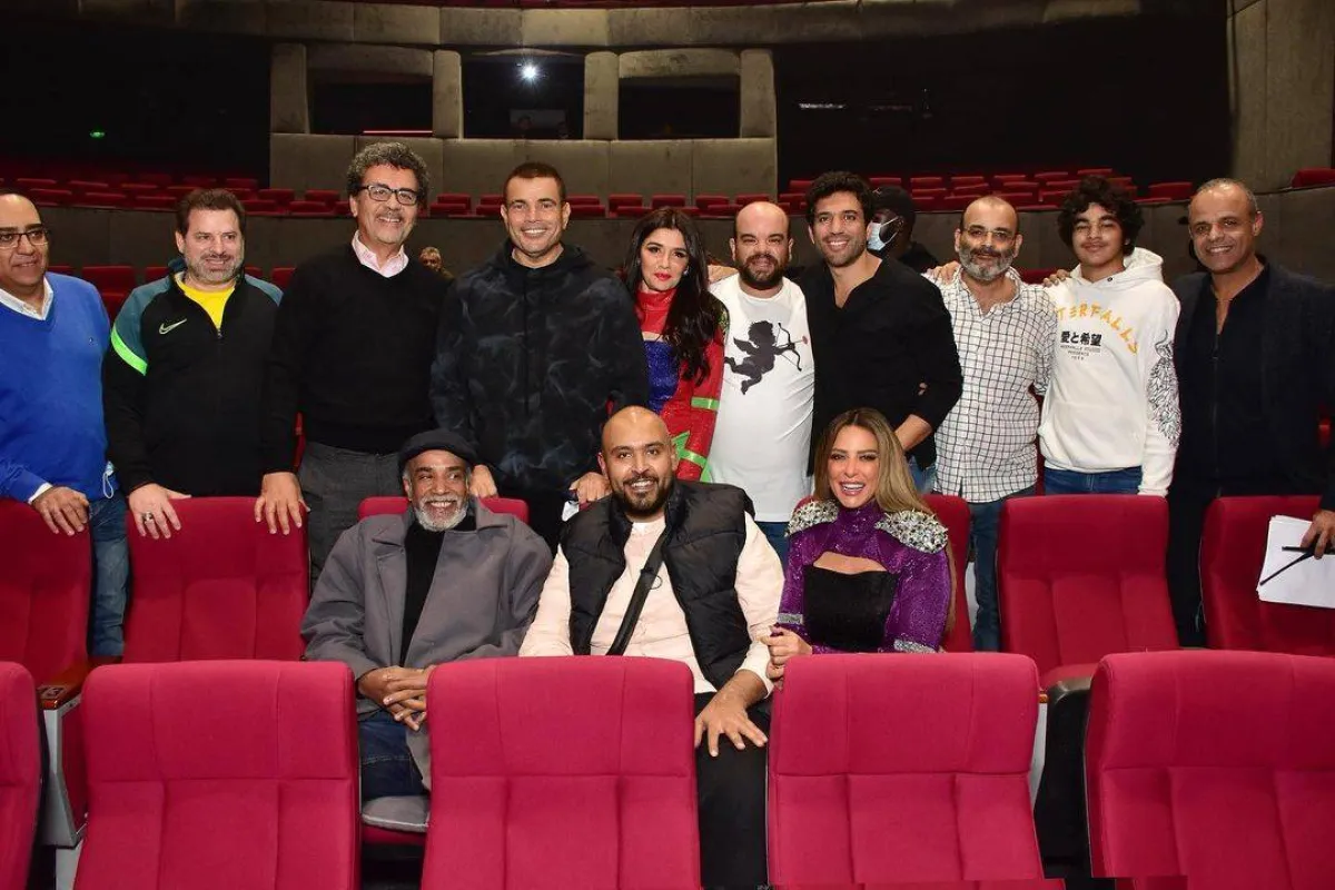 ريم مصطفى وحسن الرداد ومحمد عبد الرحمن توتا وغادة عادل في كواليس مسرحية "في نص الليل" خلال زيارة الهضبة عمرو دياب لهم في موسم الرياض - الصورة من حساب ريم على انستغرام